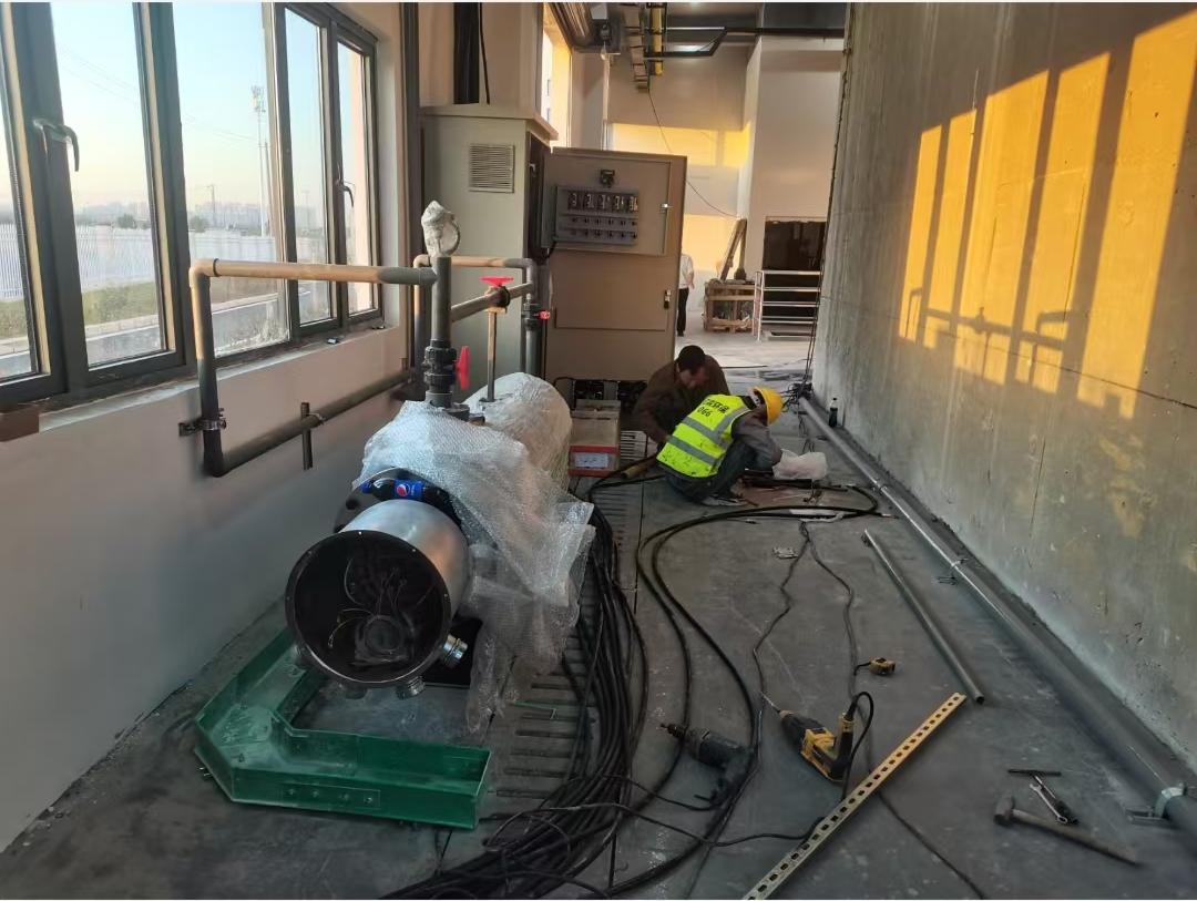 300KW污水处理管道加热器，25吨小时的污水，升高9℃，水流经过部分材质为不锈钢304材质，配套全自动温控系统