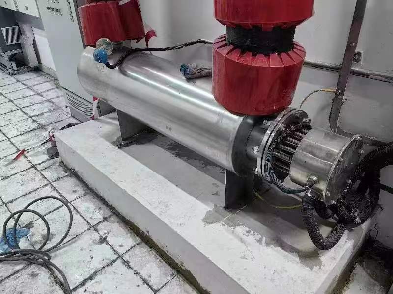 润滑油加热器，设计压力1.0MPA，使用温度60-80℃。可根据流量与温度升高值来调节加热器功率，自动恒温控制